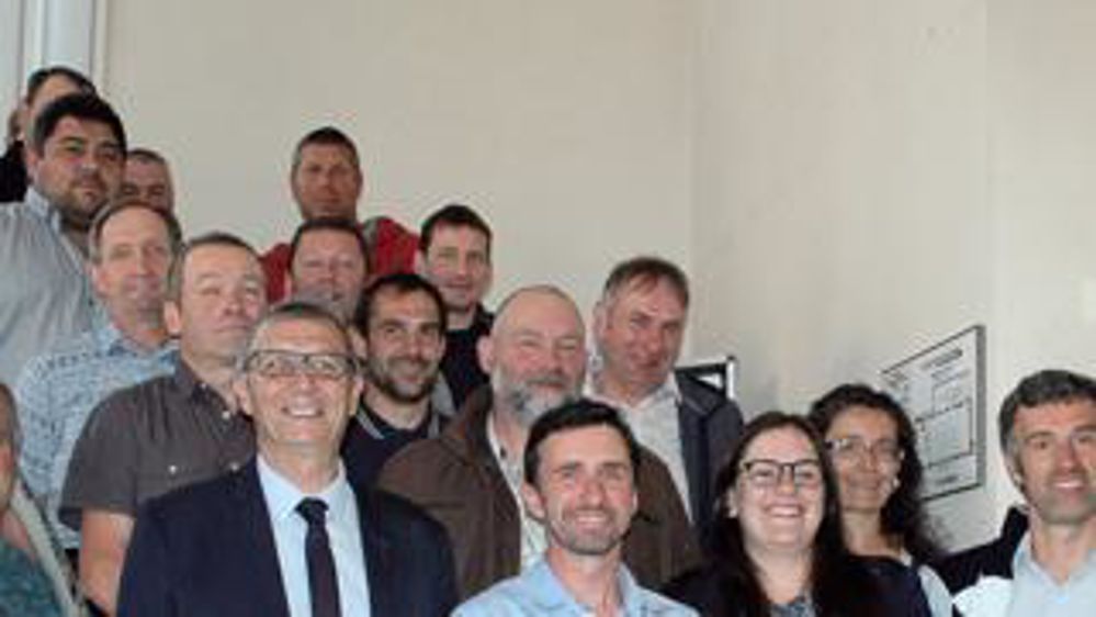 Projet.Dix-sept des vingt-huit éleveurs porteurs du projet de fruitière, en compagnie de Claude Vermot-Desroches (deuxième en bas à gauche), président du CIGC qui les appuie.